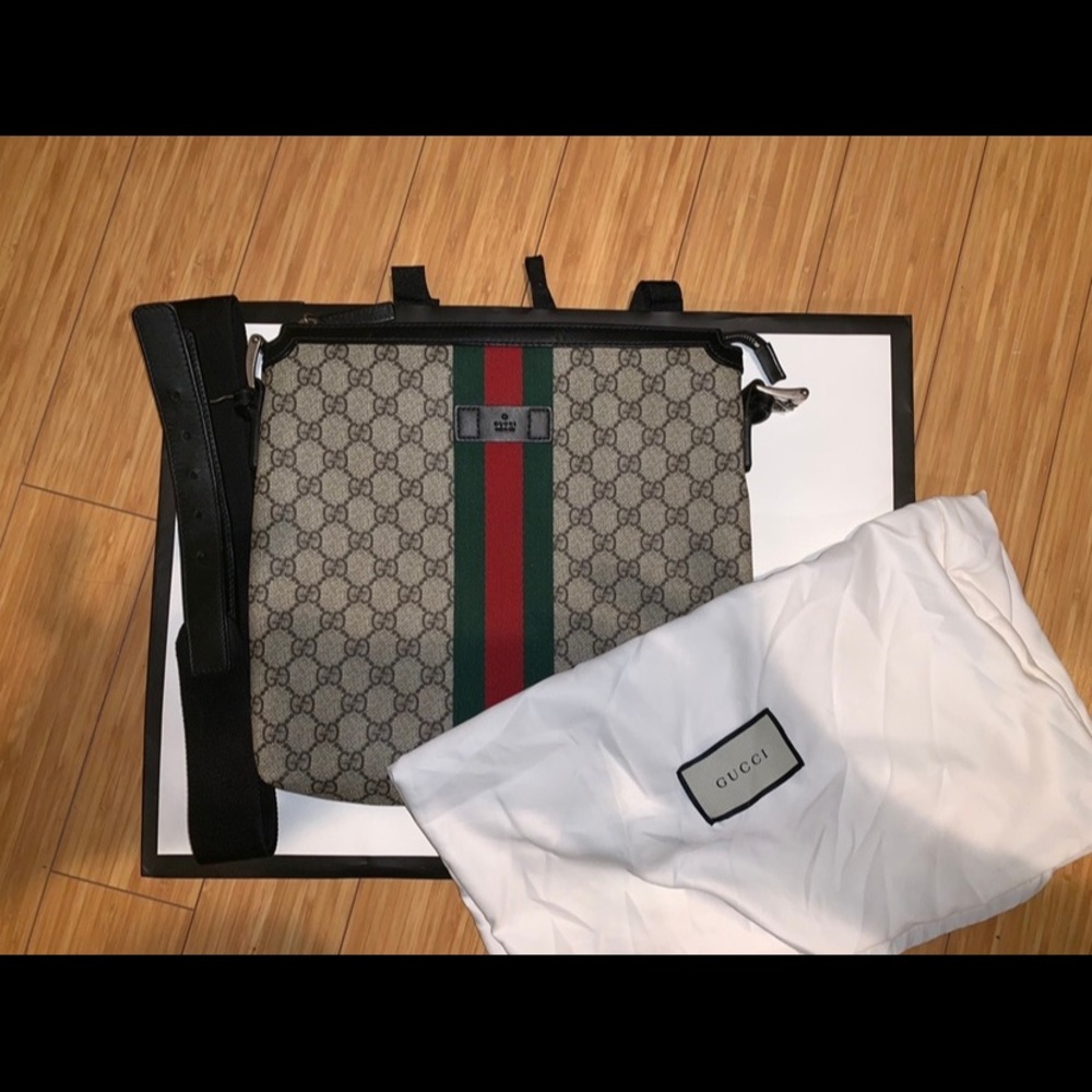 Gucci Web GG supreme messenger bag